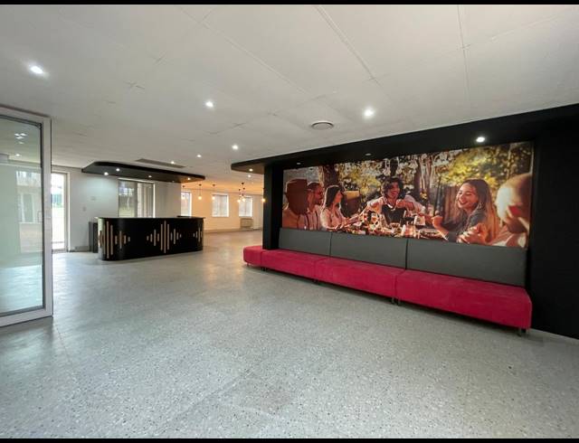 2,422M² OFFICE FOR SALE IN BRYANSTON